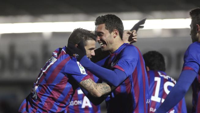 Los jugadores del Huesca celebran un gol en El Alcoraz