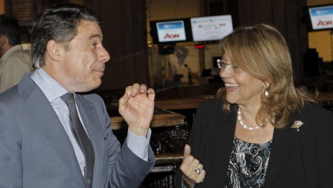 El presidente de la Comunidad de Madrid, Ignacio González (i), conversa con la presidenta de la CNMV, Elvira Rodríguez