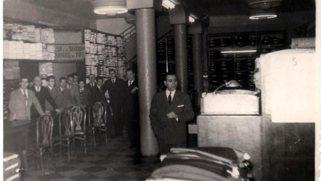 Juan Ferrer en 1955 con sus empleados, antes del boom del 'prêt a porter'