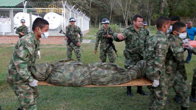 Militares trasladando uno de los cuerpos de los guerrilleros muertos durante un ataque del ejército de Colombia el 31 de enero en el que murió el guerrillero 'Jacobo Arango'