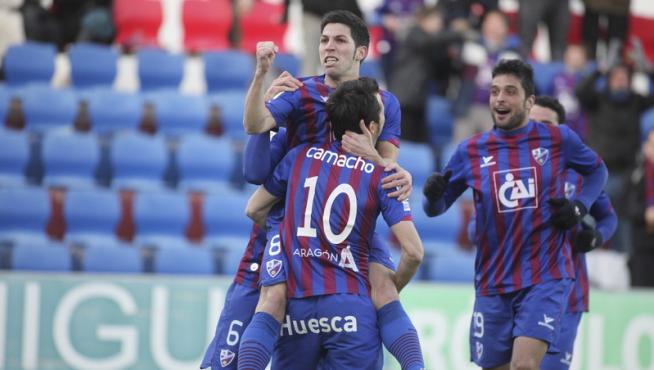 Los jugadores del Huesca celebran un gol en El Alcoraz