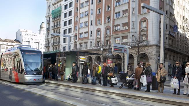 Una parada del tranvía a rebosar