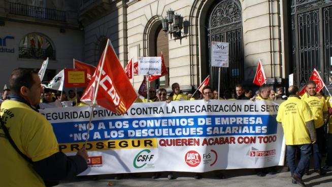 Concentración de los trabajadores de Prosegur en la plaza de España.