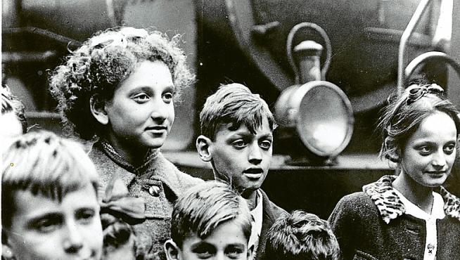 Un grupo de niños franceses refugiados posan en 1943 en la estación del Rossio (Lisboa)