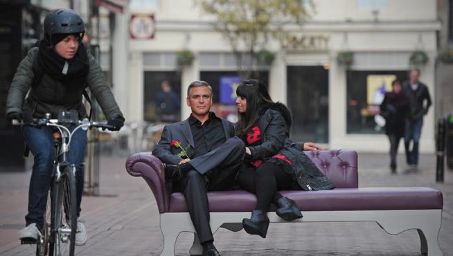 Una admiradora acompaña al actor estadounidense