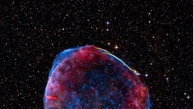 Imagen creada a partir de fotografías obtenidas por diferentes telescopios en el espacio y en la tierra, que muestra el remanente de la supernova SN 1006,
