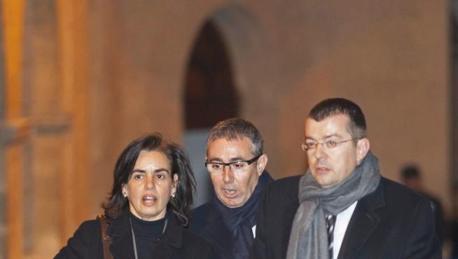 Diego Torres, su mujer y su abogado saliendo del juzgados