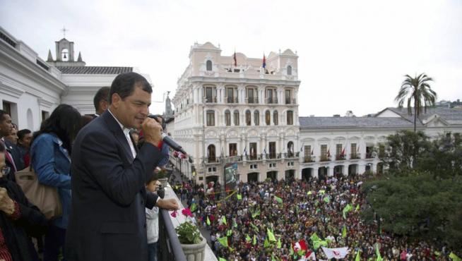 Correa se dirige a sus seguidores tras la victoria electoral