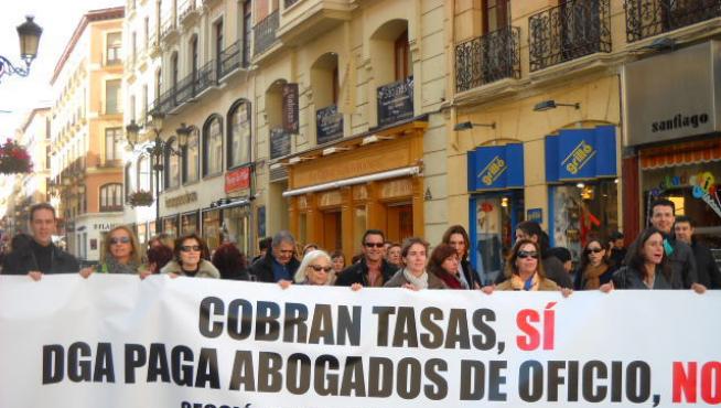 Una veintena de abogados de oficio se unen a la concentración