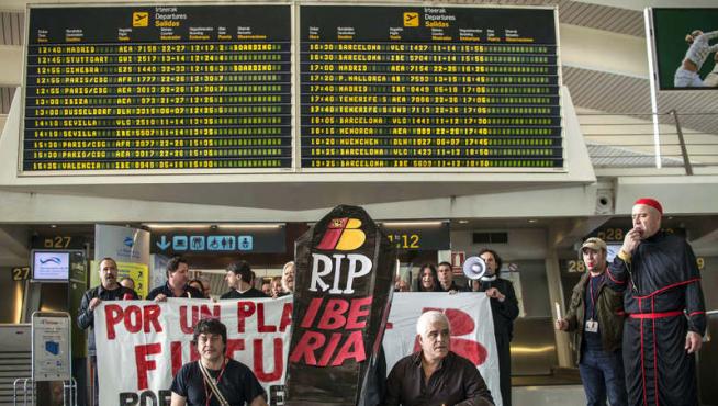 Trabajadores de Iberia secundan una "marcha negra" en el aeropuerto de Bilbao.
