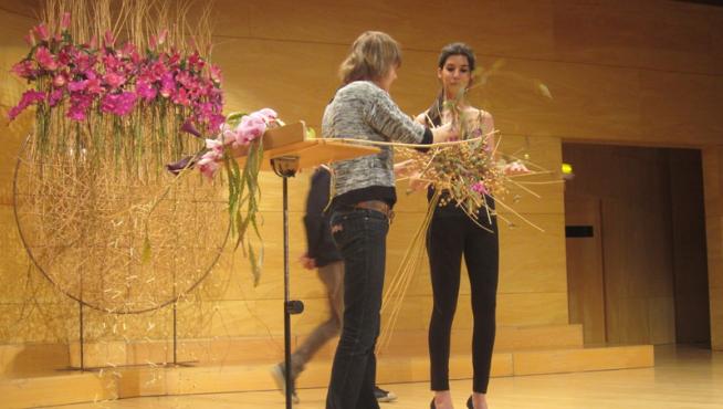 Alisa Amber (i), campeona de la Copa de Europa Rainbow de arte floral, este domingo