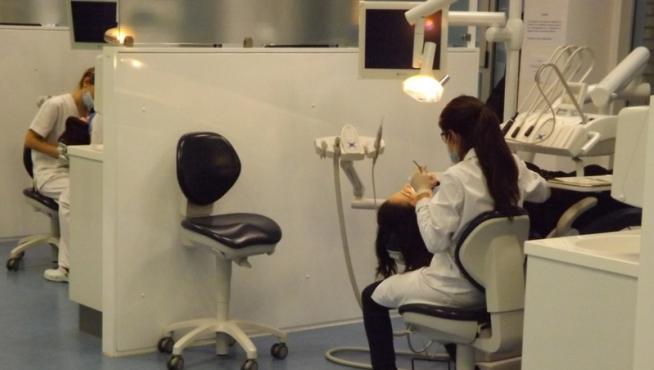 Una estudiante realiza sus prácticas de odontología