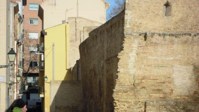 La muralla presenta una patente inclinación hacia la calle Arcadas