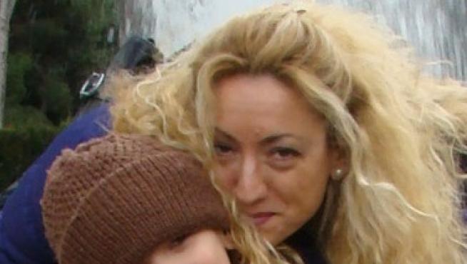 Teresa Ibáñez y su hijo Luca, de seis años.