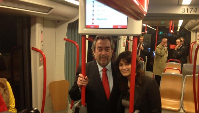 Belloch y Carmen Dueso en el primer recorrido del tranvía hasta Parque Goya