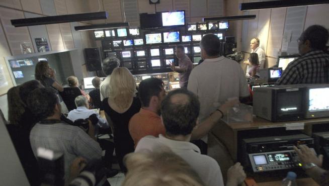 Trabajadores de la televisión pública griega en su último día de emisión