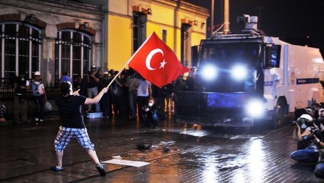 El centro de Estambul vive violentos enfrentamientos entre manifestantes y policías