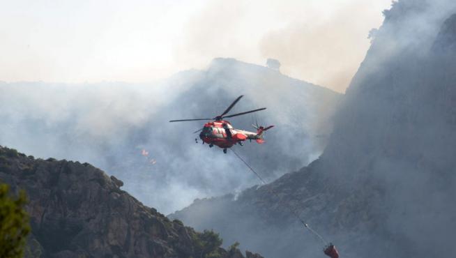 Un helicóptero trabaja en las labores de extinción del incendio de Andratx
