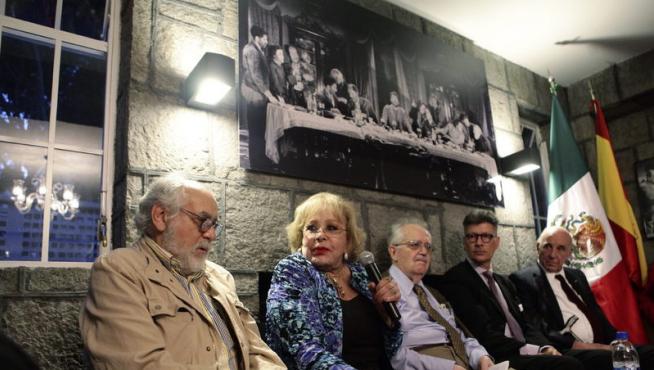 El cineasta Arturo Ripstein, la actriz Silvia Pinal, el escritor José de la Colina, el pintor Alberto Gironella y el sacerdote Julián Pablo, en la casa de Buñuel
