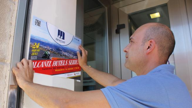 Alberto Meseguer colocaba ayer en la puerta de su hotel de Alcañiz un cartel de las Hotels Series.