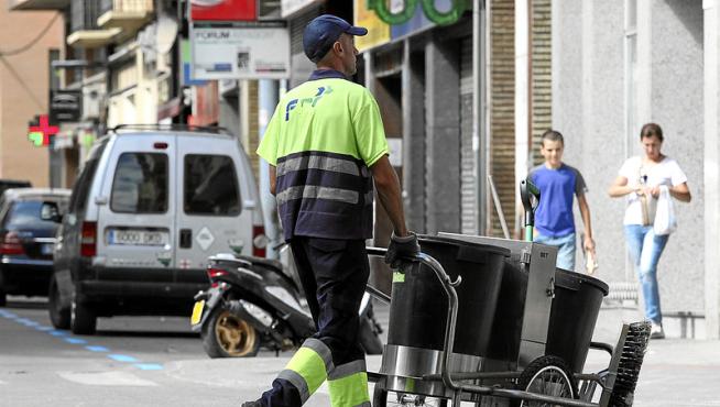 En empleado de la empresa FCC limpiando las calles de Huesca