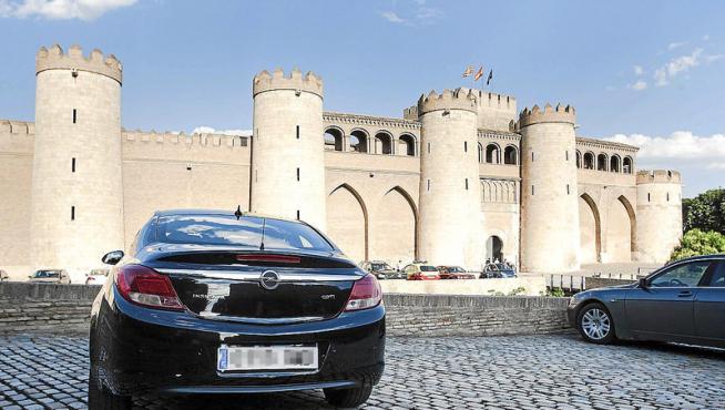 Aparcamiento del palacio de la Aljafería, con algunos coches oficiales.