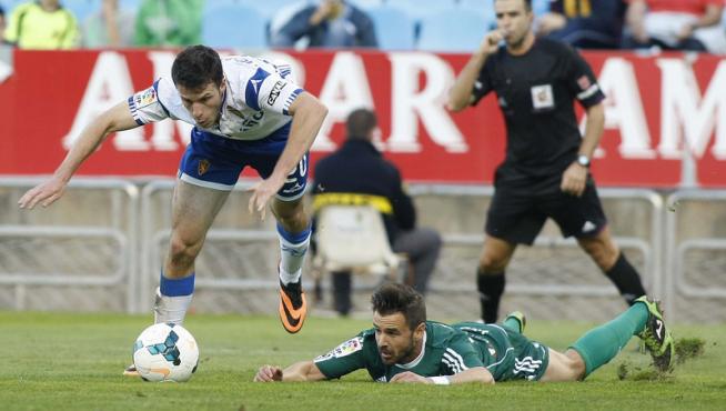 Ocón Arraiz, al fondo, en el partido entre el Real Zaragoza y la Ponferradina