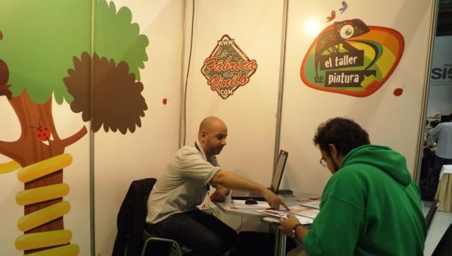La Fábrica de Vinilo (Lorenzo Caudevilla con un cliente)