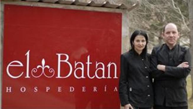 María José Meda y Sebastián Roselló, junto al cartel de su establecimiento
