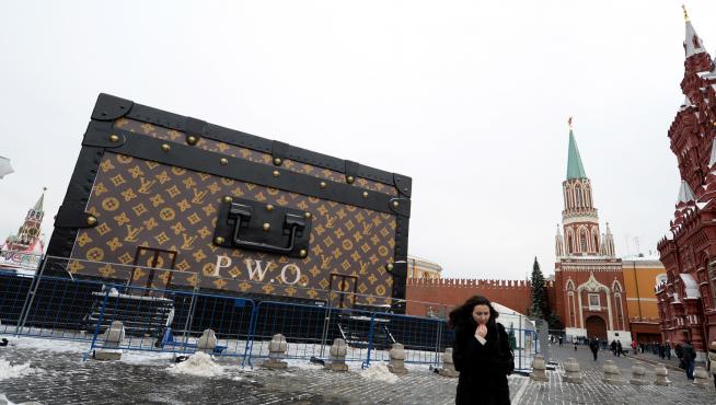 El Kremlin pide que se retire de la Plaza Roja un 'baúl' gigante