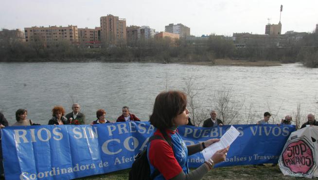 Protesta contra los trasvases junto al Ebro