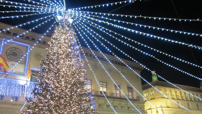 El árbol de Navidad que se instaló frente al Ayuntamiento de Zaragoza el año pasado.