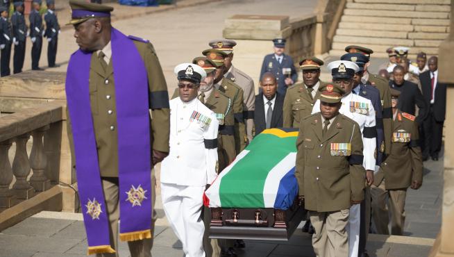 El ataúd está cubierto con una bandera sudafricana