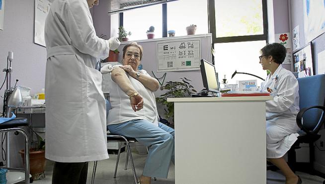 Una paciente se vacuna en un centro de salud de Zaragoza
