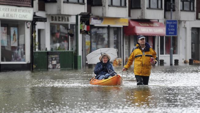 El sur de Inglaterra sufre las peores inundaciones en décadas