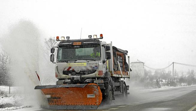 Quitanieves en la carretera de logroño