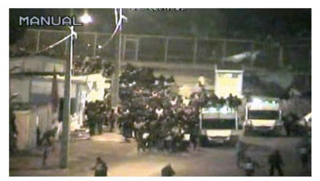 Imágenes extraídas del vídeo facilitado por el Ministerio del Interior, que muestra el acercamiento de inmigrantes el 6 de febrero a la frontera con Ceuta,