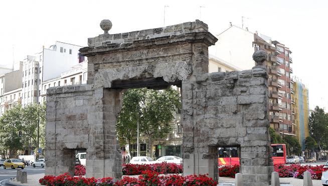 La Puerta del Carmen de Zaragoza rodeada de macetas con flores