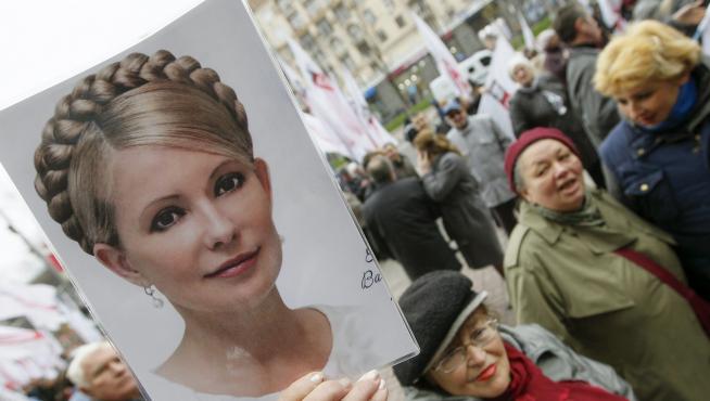 Simpatizantes de Yulia Timoshenko, durante una protesta cerca del Ayuntamiento de Kiev.