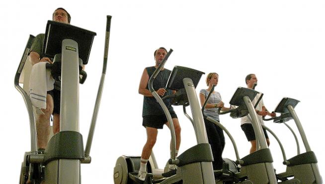 El ejercicio aeróbico en gimnasio, un clásico para perder peso y mantenerse en forma