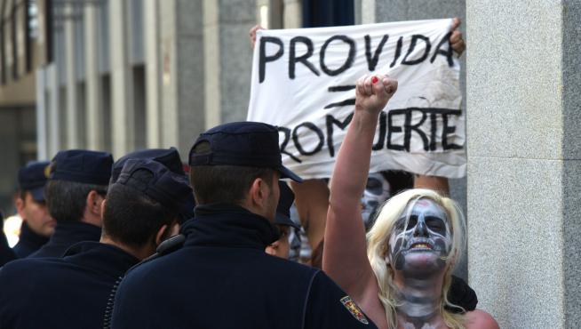 Cinco Activistas De Femen Irrumpen En La Marcha Por La Vida En Madrid