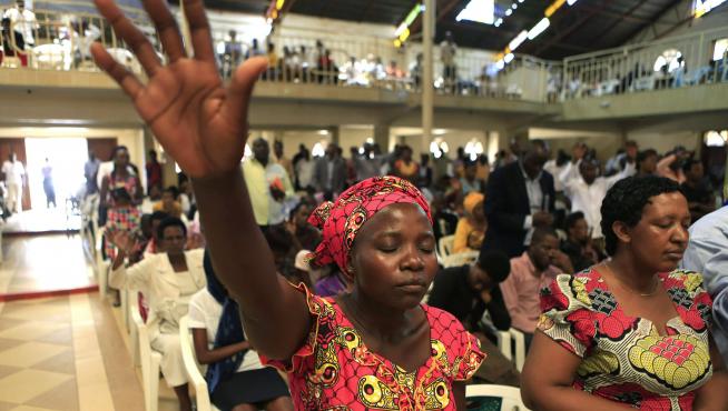 Mujeres ruandesas en una iglesia de Kigali, este domingo