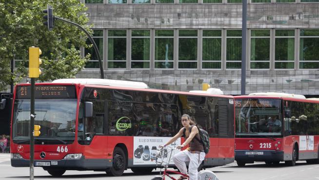 Los semáforos en rojo serían cedas el paso para los ciclistas