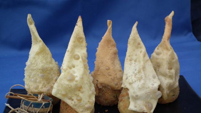 Espinacas a la crema con queso azul y capirote crujiente de ravioli, de La Terraza de Juan II