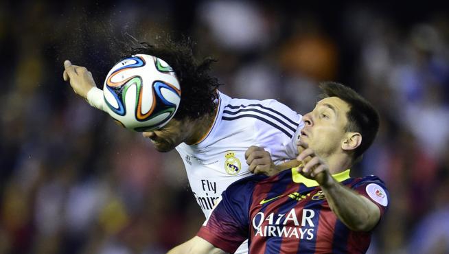 Messi pelea el balón con Pepe
