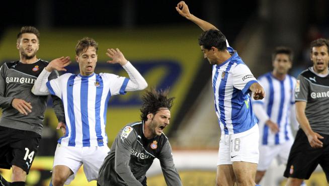El defensa del  Espanyol, Diego Colotto (c), cae entre Sergio Canales (2i) y Gonzalo "Chory" Castro (d), de la Real Sociedad.