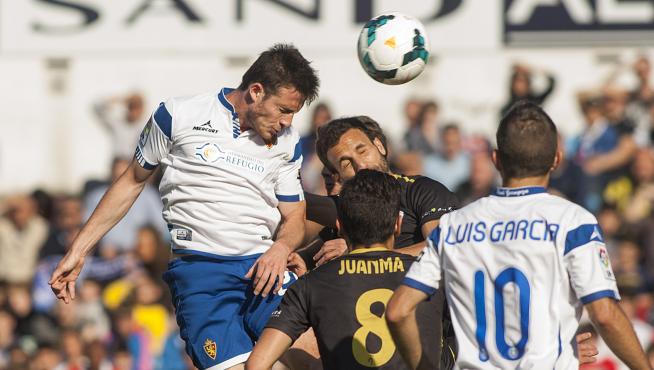 Henríquez remata un balón en el duelo contra el Jaén