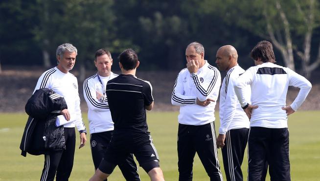 Los técnicos del Chelsea, durante un entrenamiento