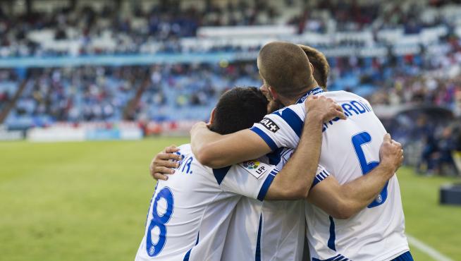 Los jugadores del Real Zaragoza celebran el gol con el Jaén