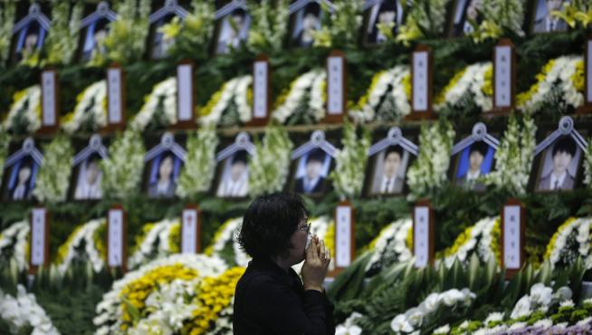 Un gran altar de flores recuerda a los fallecidos